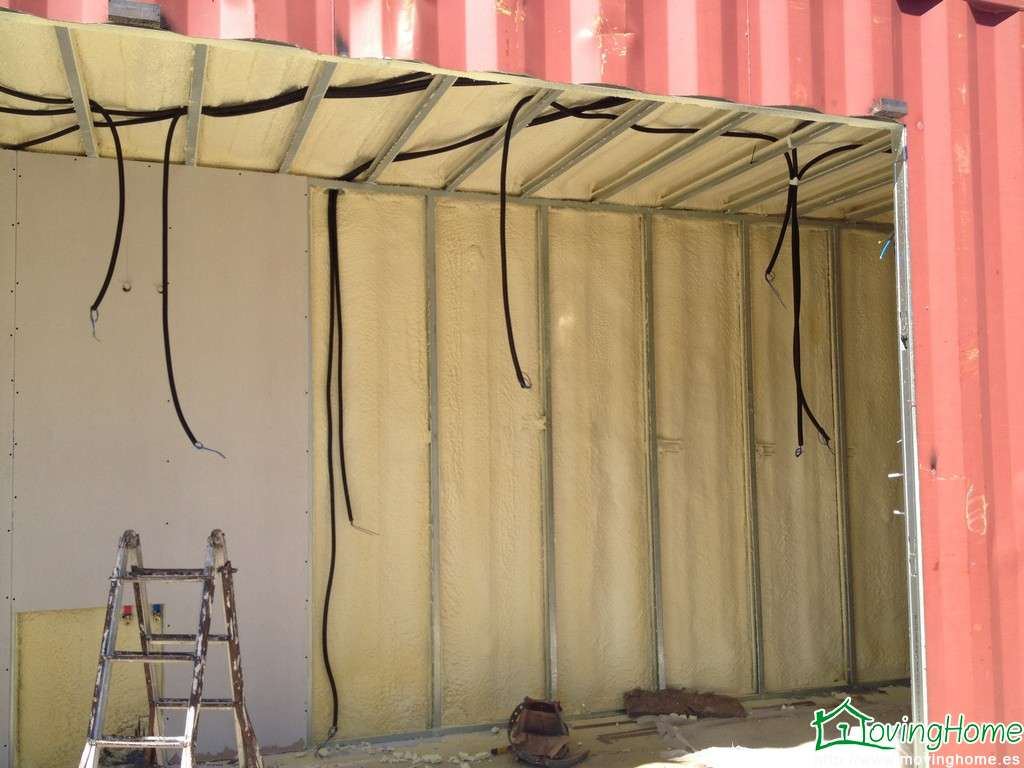 Interior con aislamiento e instalaciones